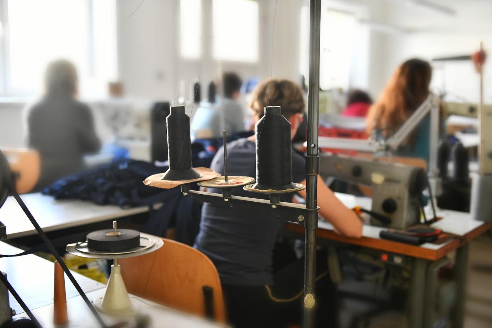 Pracovnice v české šicí dílně při zakázkové výrobě